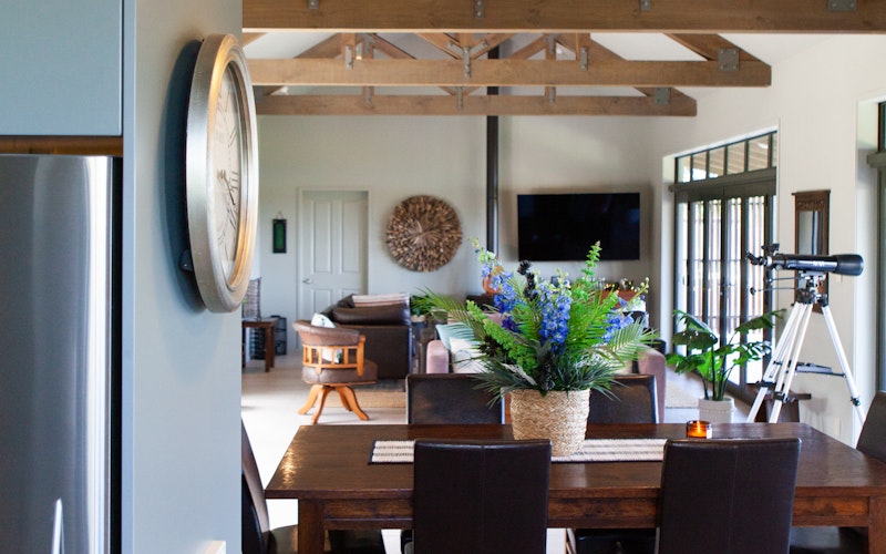 Central open timber beams emphasise the easy movement between indoor living and natural surrounds. 