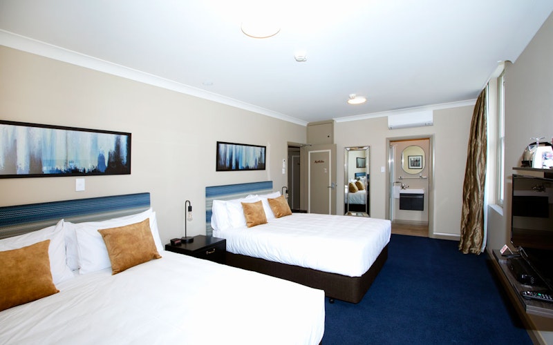 Our Heritage Twin Suites offer you more space to spread out and relax. Perfect for when you are travelling with family or friends.
The Com Plex Motels Heritage Twin Suites come with 2 Luxury Queen beds but can be reconfigured with singles if required. 