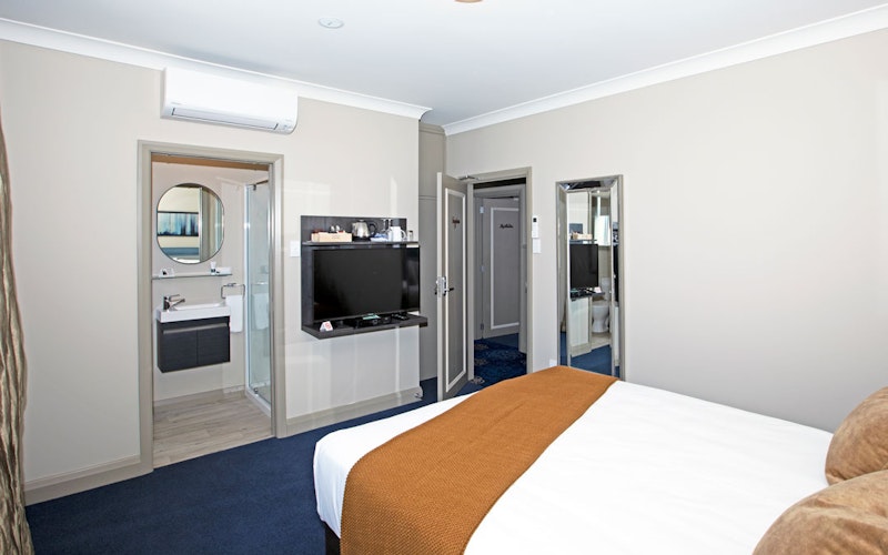 Our Heritage Suites have luxury queen beds, private bathrooms, 40″ TV's with SkyTV, air conditioning, free WIFI, coffee/tea making facilities, built in wardrobes, a guest carpark and The Comm Restaurant and Bar downstairs.