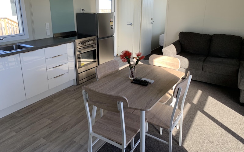 Our Premium 1 and 2 bedroom units are the perfect home away from home.  Featuring a big lounge area in the middle, a full size kitchen with full size appliances, TV,  table and chairs, heatpump, bathroom, washing machine, and 2 separate bedrooms with large wardrobes.  