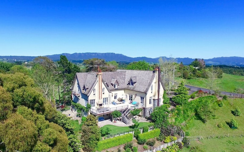 If you are looking for luxury Tauranga accommodation whilst on a weekend escape, special holiday or a romantic getaway, The French Country House will enchant. Nestled in the hills, the views from the balcony over the Bay of Plenty countryside to the sea are spectacular.
