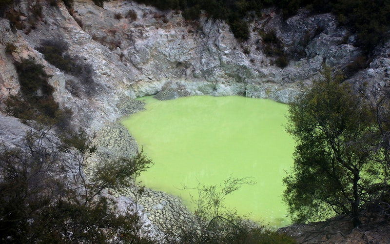  Wai-O-Tapu - coloured mineral pool